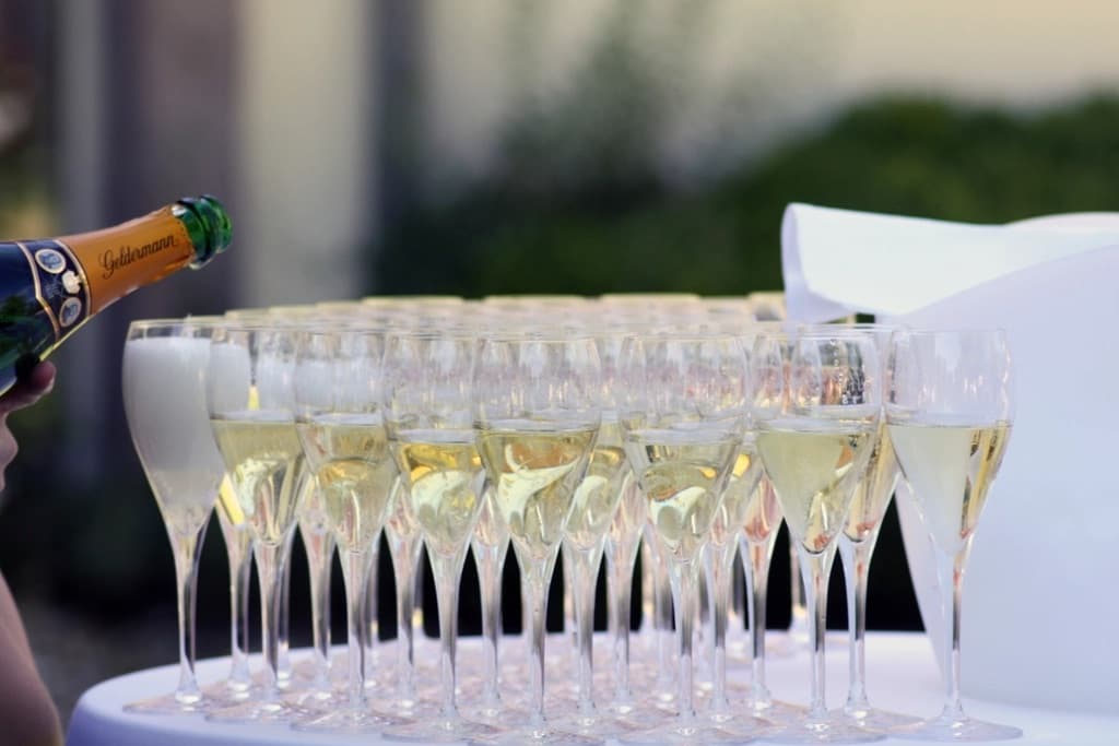 Kieliszki szampana na toast – podziękowania dla rodziców i toast na weselu